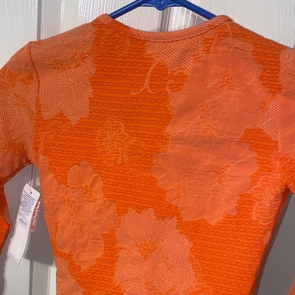 Free people Crop spf30 sun Top Rash Guard rashguard long sleeve surf orange NEW - Picture 10 of 12